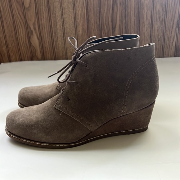 Bjorndal Rachel womens taupe leather Chukka bootie shoes - Picture 2 of 6